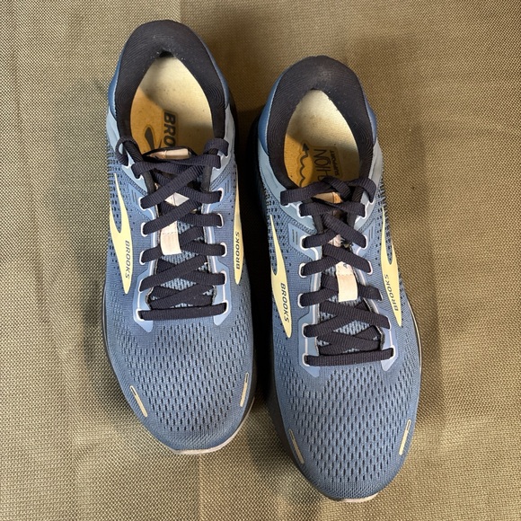 Brooks Adrenaline GTS 22 women's running shoe for stability & support size 9.5 - Picture 2 of 5